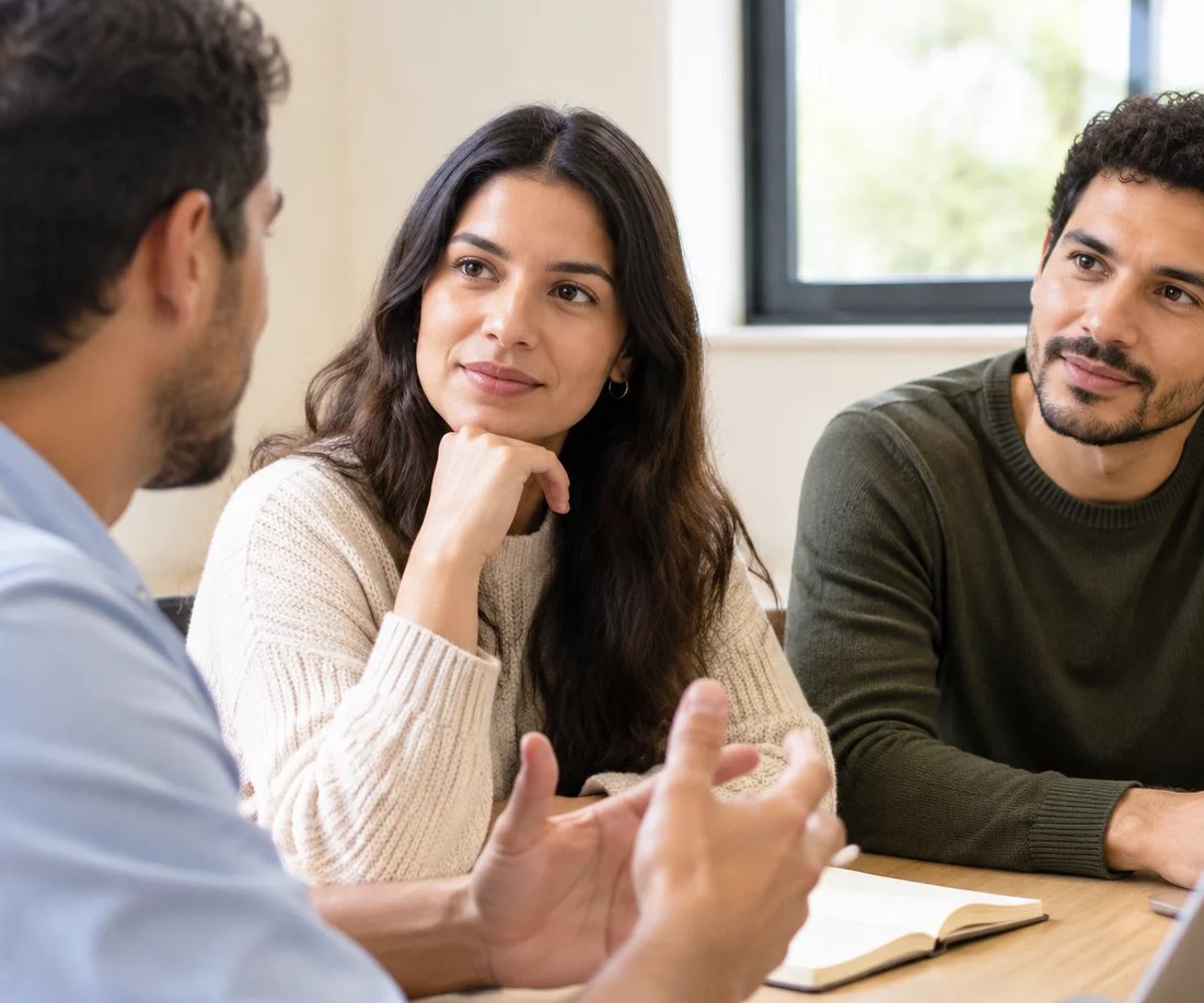 Participantes conversando de pé entre as estantes, minutos antes de o encontro começar